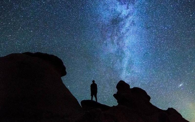 一个人仰望着夜空