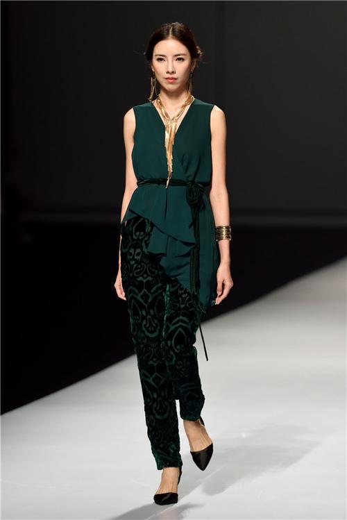 cfw服装设计网 资讯 广东时装周 > 艾德莱斯出天山,这场异域风情盛宴