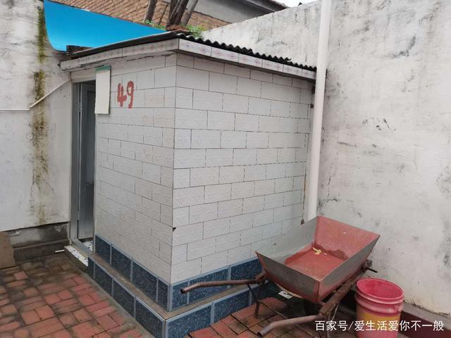 卫生间已经进行了旱厕改造,卫生间内干净,整洁,无臭,无蝇.