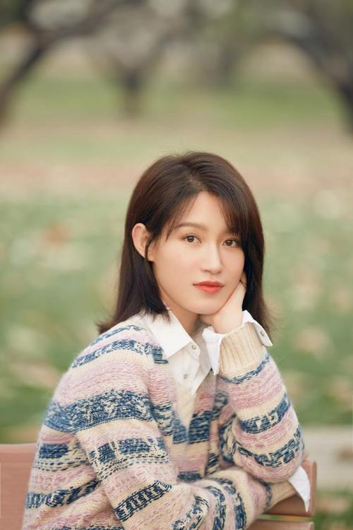 苏青动态更新晒旧照,清爽短发,穿条纹毛衣,置身户外,甜笑可人