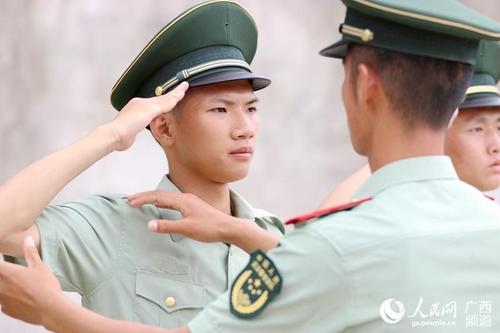 图为新兵进行敬礼动作练习