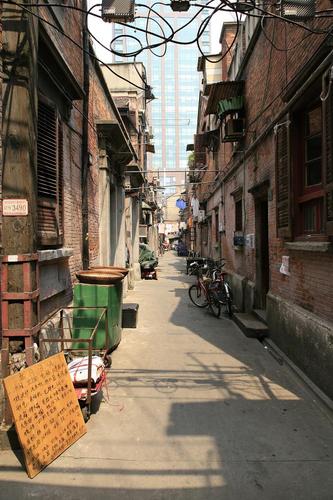 石门路上靠近南京路上一处没有拆迁的老弄堂