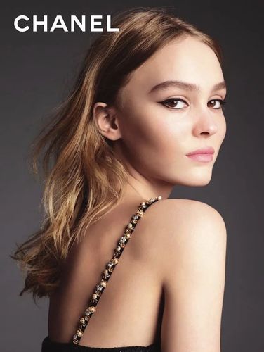 2016年,年仅17岁的lily就成为了chanel n°5的信任代言人,她的出现