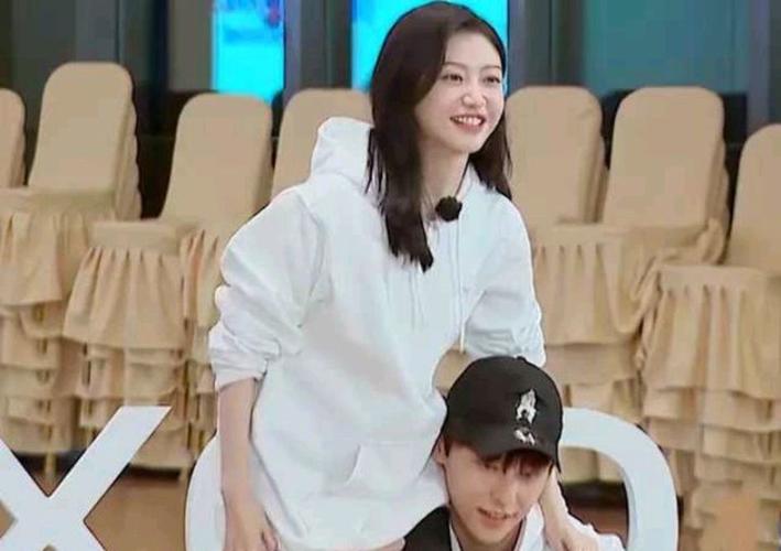 原创邓伦把景甜扛在肩膀上,有没有注意到他的手放在哪儿?绅士无疑了?