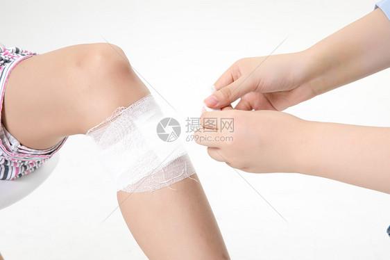 腿部包扎伤口