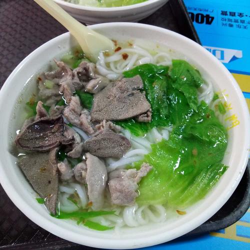 猪杂河粉,八块钱感觉不错!汤也很甜,解渴╮ (.   .) ╭