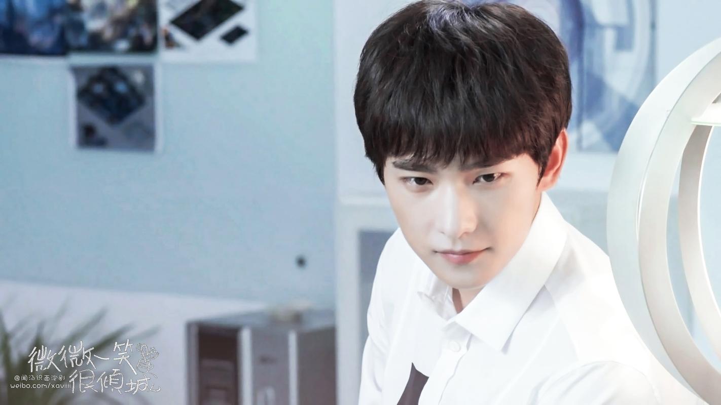 杨洋微微一笑很倾城喝水剧照图片桌面壁纸