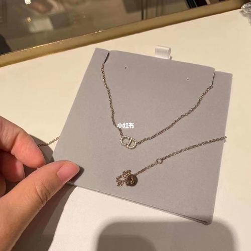 迪奥cd项链_项链_迪奥怎么样_百搭_夏天去哪玩_低领_免税店_时尚_配饰