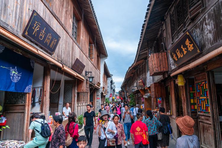 临海紫阳古街,这条低调了千年的老街,终成最具烟火气的旅游胜地