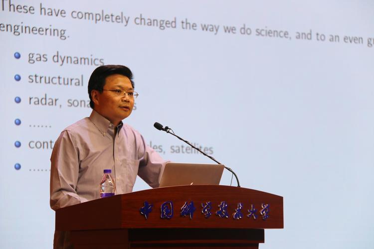 本次报告在东区水上报告厅举行,由数学科学学院执行院长李嘉禹教授主