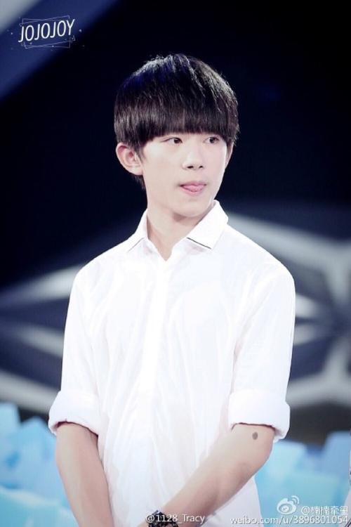 世界上这么多玫瑰花,但我只爱你这一朵[心]@tfboys-易烊千玺