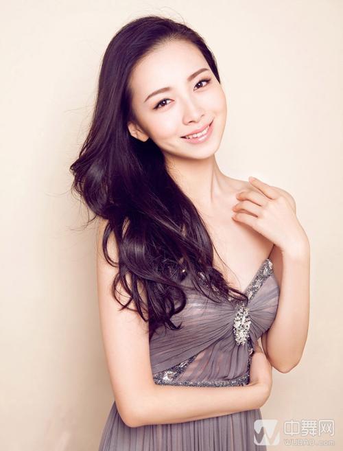  p>中国著名青年舞蹈家,素有"中国第一软"的称誉.