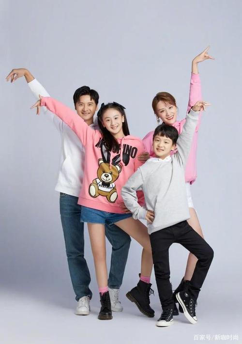 田亮一家这一次的写真造型就是如此,一家四口穿