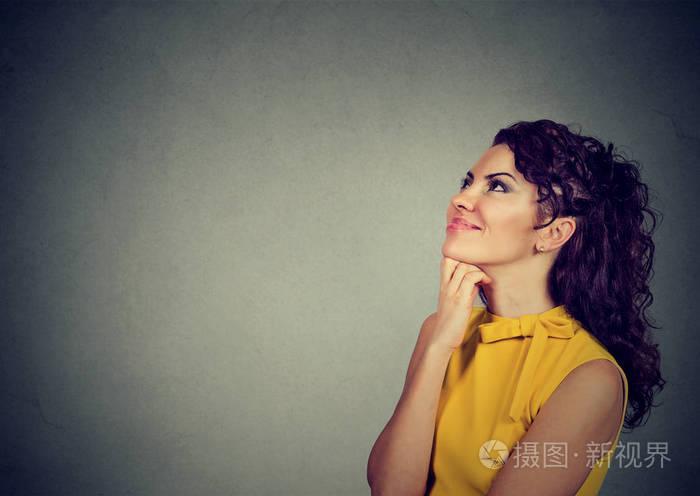 幸福的女人,用手托住下巴抬头思考