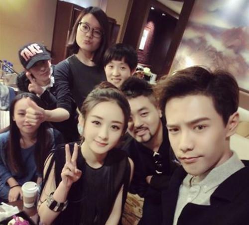 赵丽颖全家福好幸福,一家人颜值在线,连弟媳妇都那么美