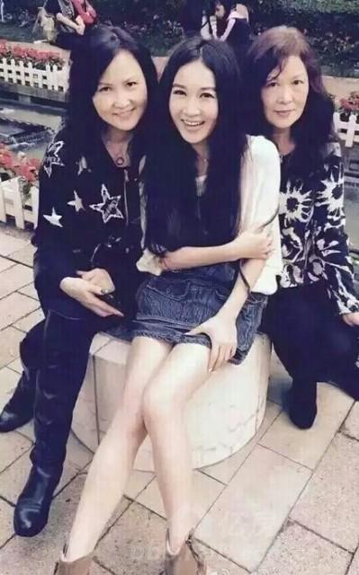 48岁温碧霞同学聚会照似少女,透视薄纱内衣私照美艳胜