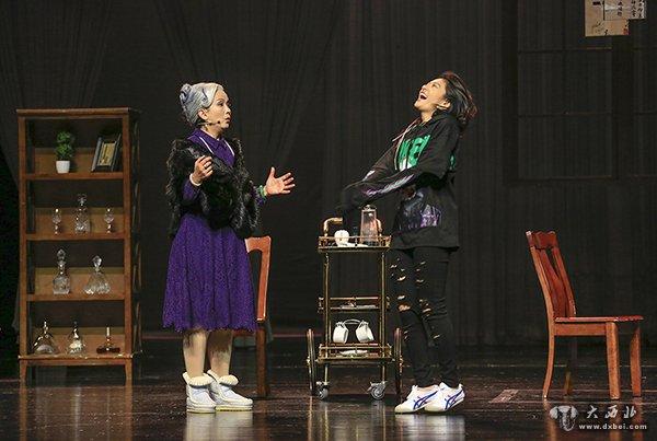 吕丽萍孙海英主演温情话剧《独自温暖》在甘肃大剧院精彩上演