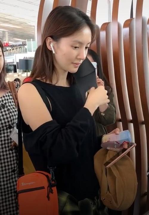 看到了口罩下的真容,金晨真的是纯素颜现身啊,就连脸上的痘痘都是非常