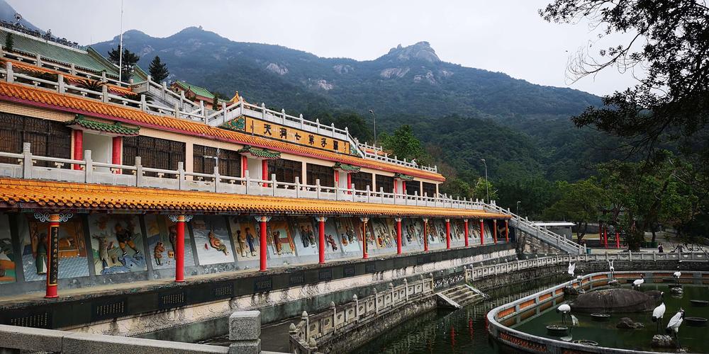 先生投资兴建的华南规模最大的道观--罗浮山黄龙观号称广东第一大观