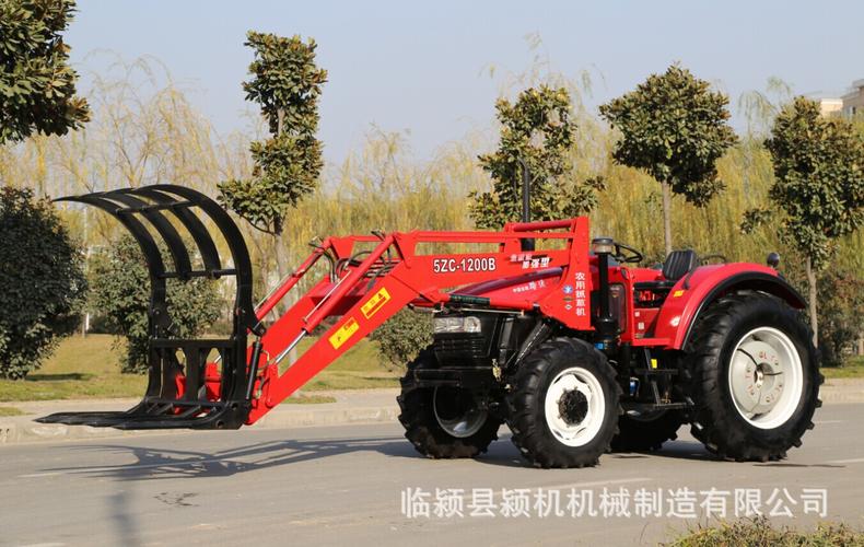我公司最新研制生产的大型轮式拖拉机抓草装置,装载装置