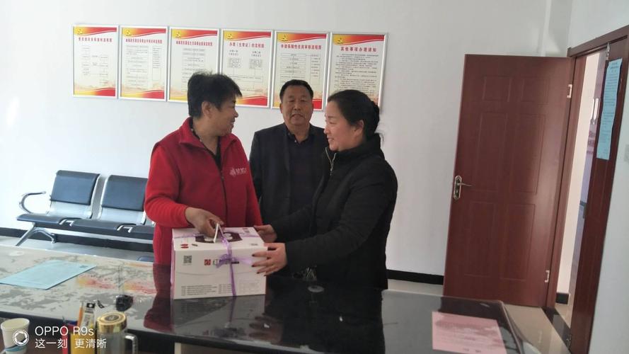 杨爱荣夫妇激动的说道:你们送来的不只是一个蛋糕,更是一份亲情一份