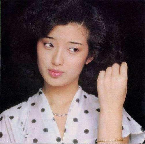 山口百惠近照流出!身材富态丰满,61岁穿公主鞋烫蛋卷头像少女