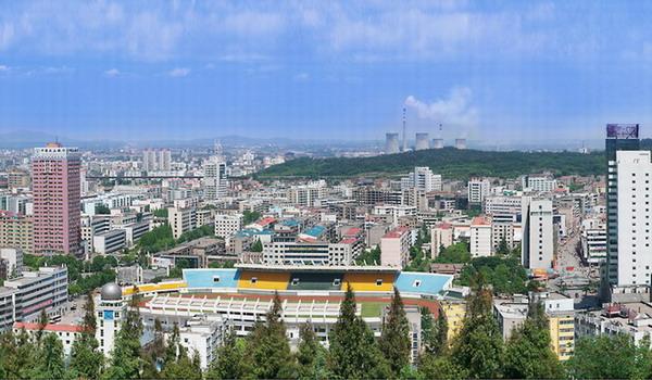 高,中,南部低,呈向南敞开形,兼有低山坳谷区,丘岗冲沟区和平原湖区;属