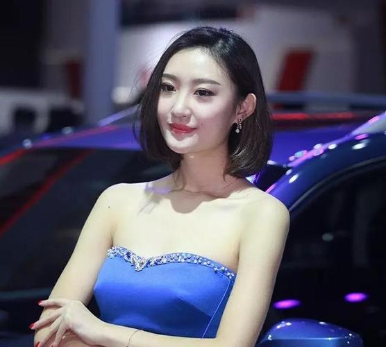 2018车模来了 这衣服谁设计的 也太显眼了吧