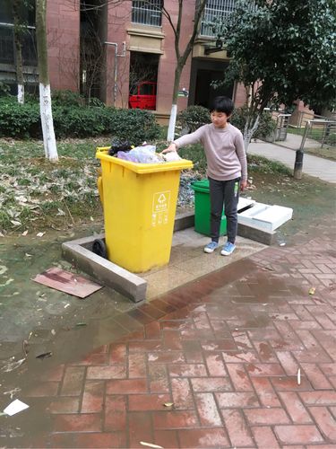 以后大家不要乱扔垃圾了,我们只有不乱丢垃圾,我们的环境才会变好