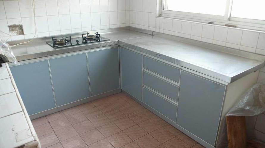 不锈钢台面配什么颜色橱柜最好