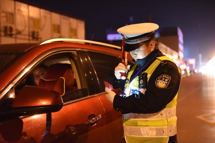 榆林市交警大队一线执勤民警晚间仍坚守工作岗位.