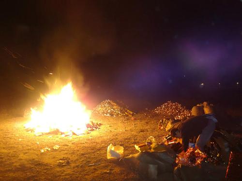 带弟子给祖先送钱(人不能忘本)