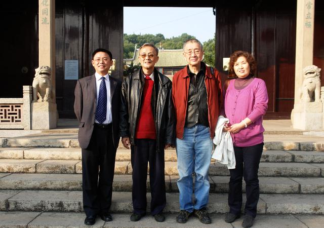 她为杨勇生育了二子一女,分别为长子杨翼平,次子杨小平,小女儿