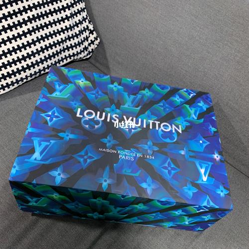 鞋盒很好看,鞋底不硬,不过不能搭配花里胡哨的袜子切记.