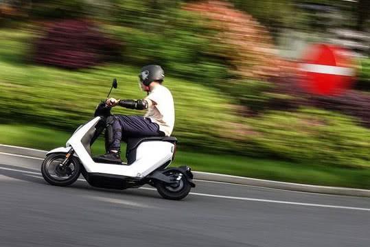 这电摩挂本田车标,起步价近8000!网友:只能坐一人