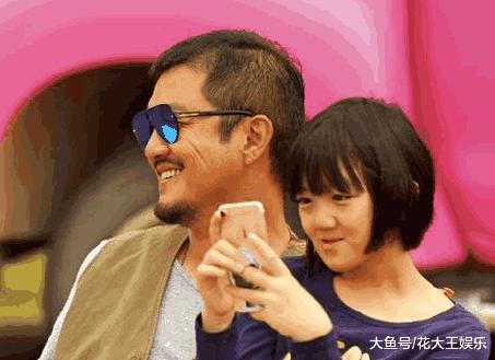 李亚鹏携李嫣做公益, 12岁李嫣笑容自信大方, 当众讲话却面露羞涩