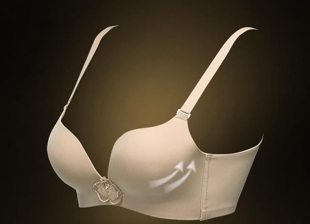 却穿了b罩杯,由于乳房的肉肉不够多,这时候内衣就空杯啦!