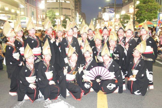 日本夏日祭典活动热情奔放的まつり
