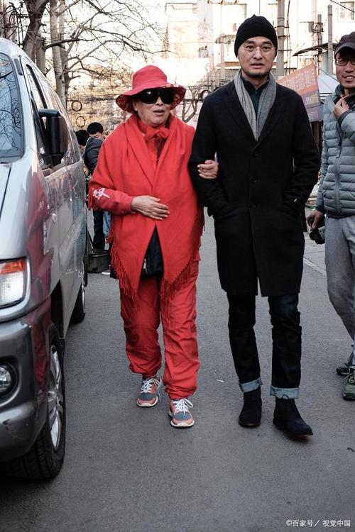 所有成功的男人背后必定有一个了不得的女人,冯唐背后