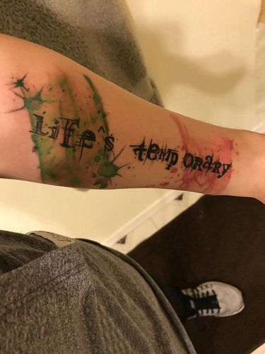 男生手臂上黑色线条创意文艺花体英文水彩泼墨纹身图案