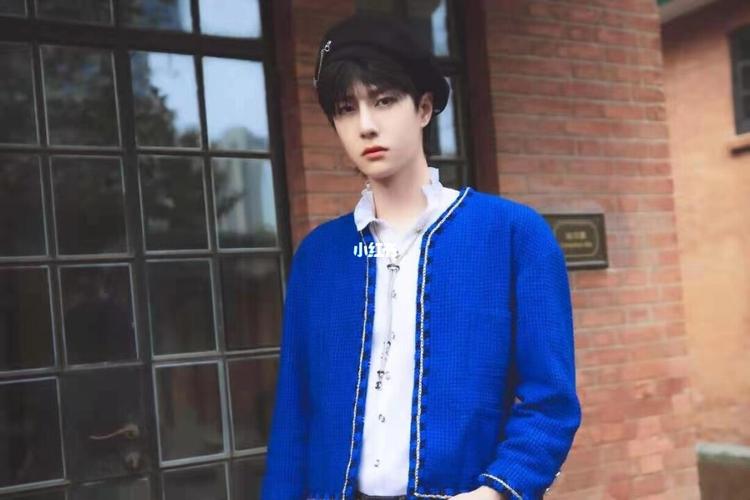 王一博蓝色衣服壁纸_壁纸_王一博壁纸_素材_壁纸