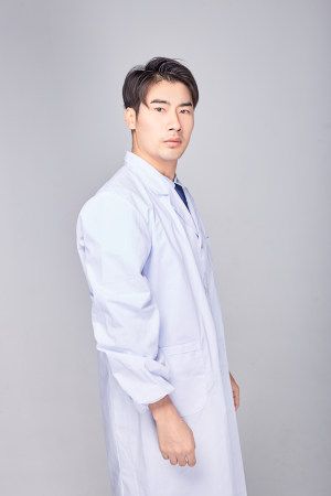 精选职业装男医生职业风采照37