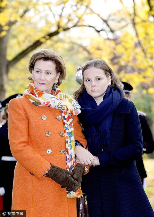 挪威奥斯陆,宋雅王后携孙女英格丽德·亚历山德拉公主现身以小公主