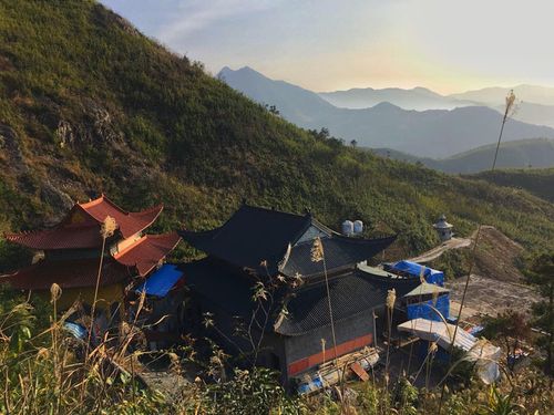 三台山位于苍南县藻溪镇驻地东南约2公里处,山脉以险峻,秀丽,雄伟而"