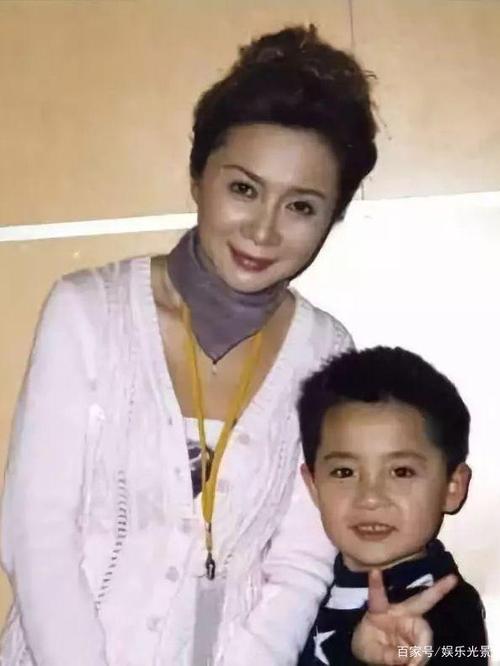 蔡明儿子罕见被曝光,这样的身份,原来竟是我们所熟知