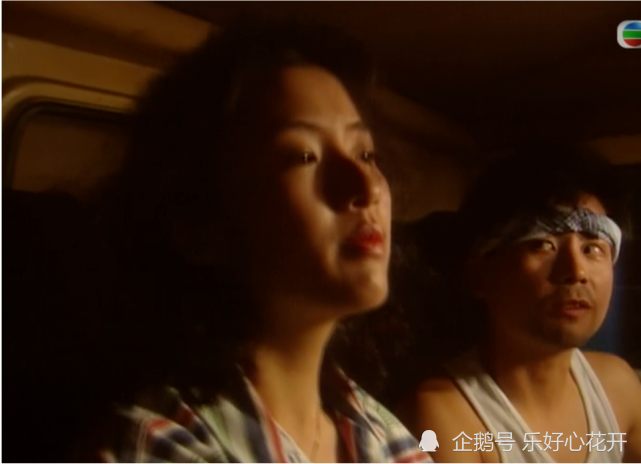 驾着货车的侯盈盈追赶阿伦的出租车,一场追逐飙车爆炸戏过后,双方在