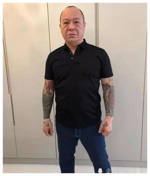不过亦有知情的网民留言帮吴志雄解释,指餐厅所指的4,000至6,500元是