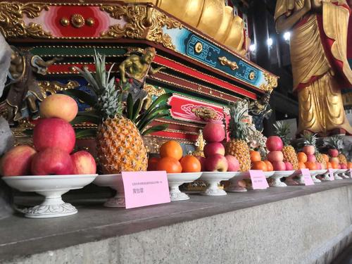 信众佛前供果