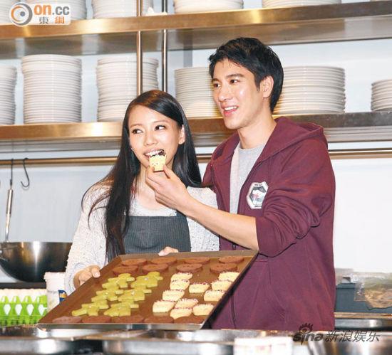 王力宏喂老婆吃喜饼