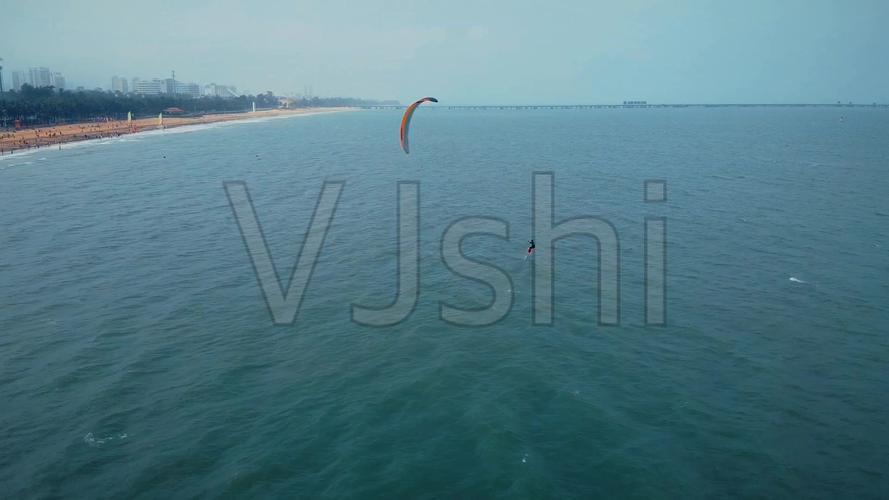 海岸线上滑翔伞冲浪